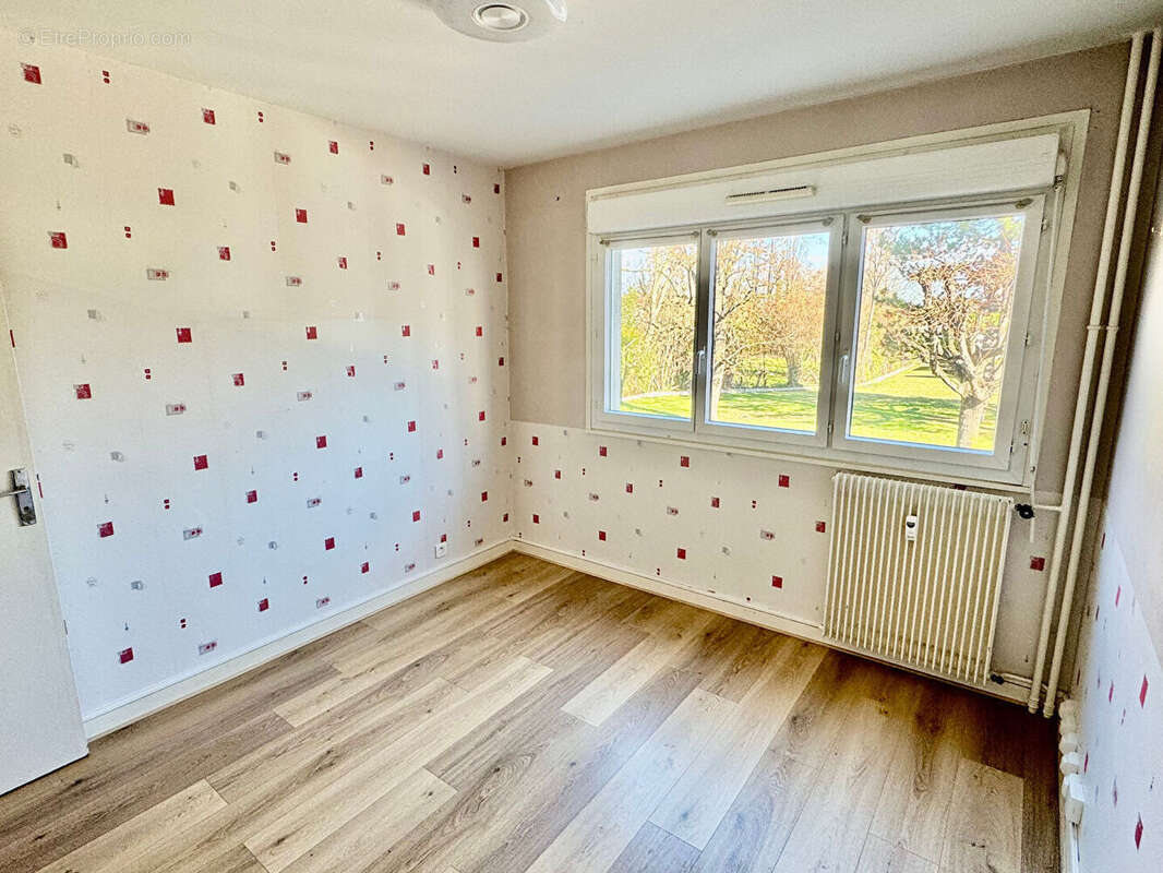 CEBAZAT / Appartement à vendre en centre-ville de type F3 avec balcon ! - photo 10