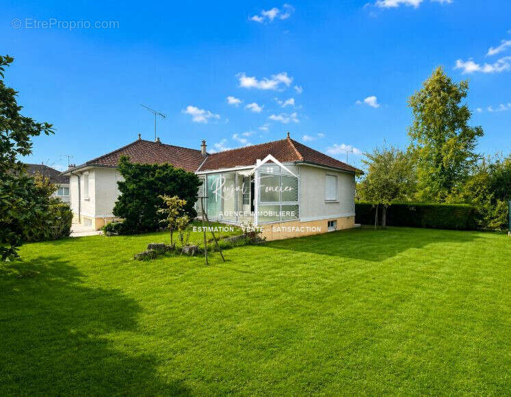 Pavillon familiale proche des commodités   - Maison à LES ORMES