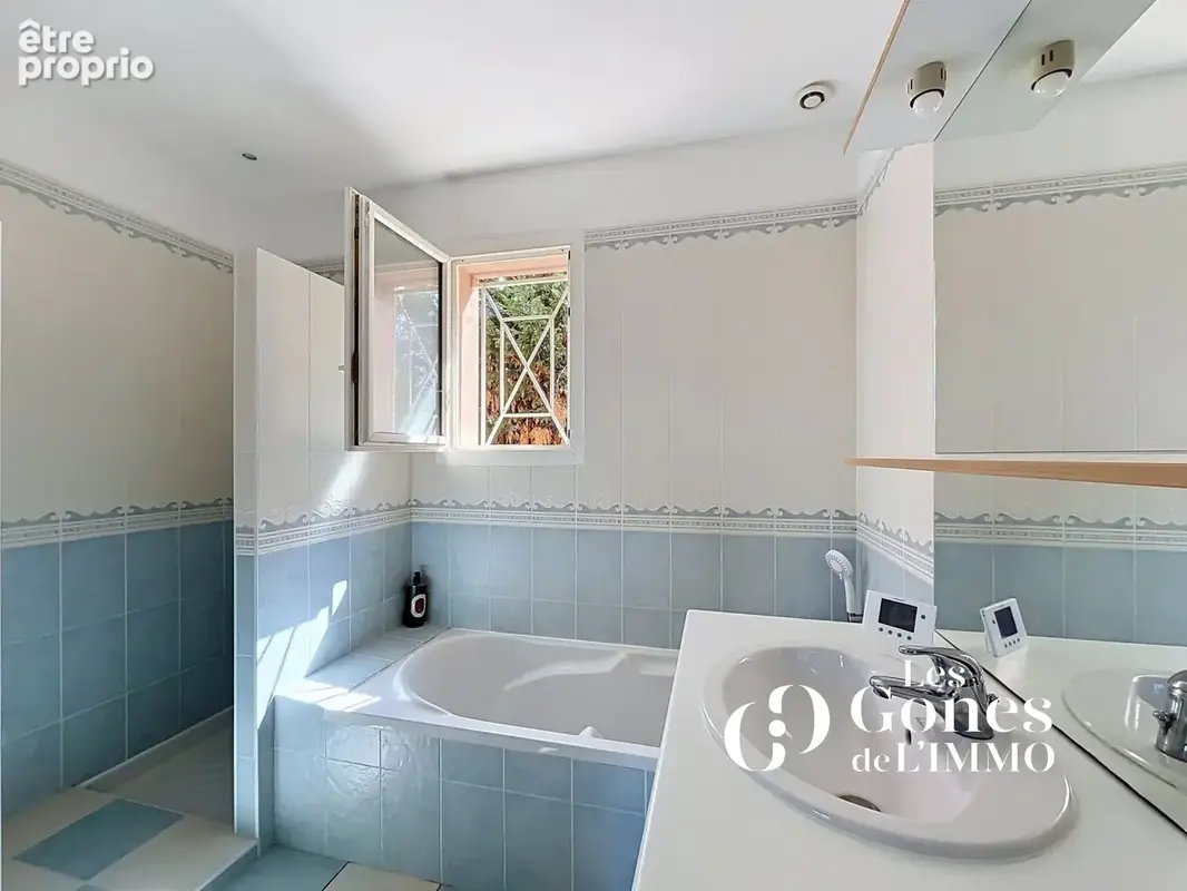 Maison familiale de 130 m2 sur 1 100 m2 de terrain avec piscine à 300 M du centre de Brindas - photo 8