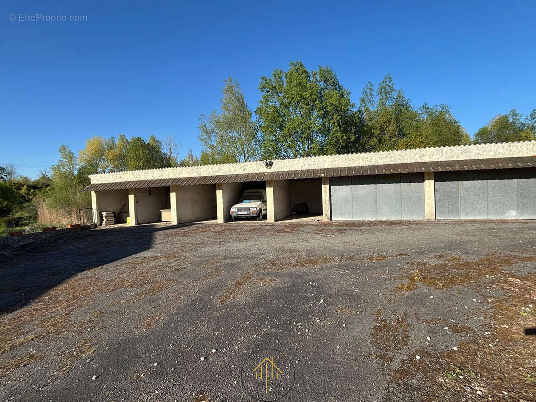 Grande maison d'environ 200 m2 avec un magnifique étang de 2138 m2 - photo 2