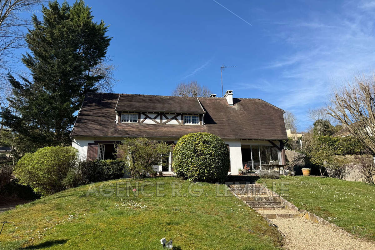 Maison à LE MESNIL-LE-ROI