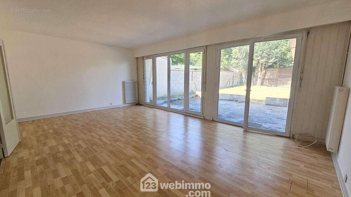 Un séjour lumineux avec un accès direct sur la terrasse. - Maison à MALESHERBES