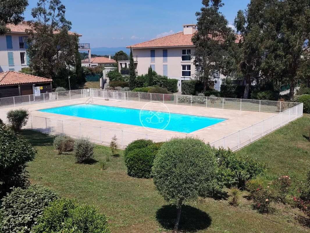 Appartement à ROQUEBRUNE-SUR-ARGENS