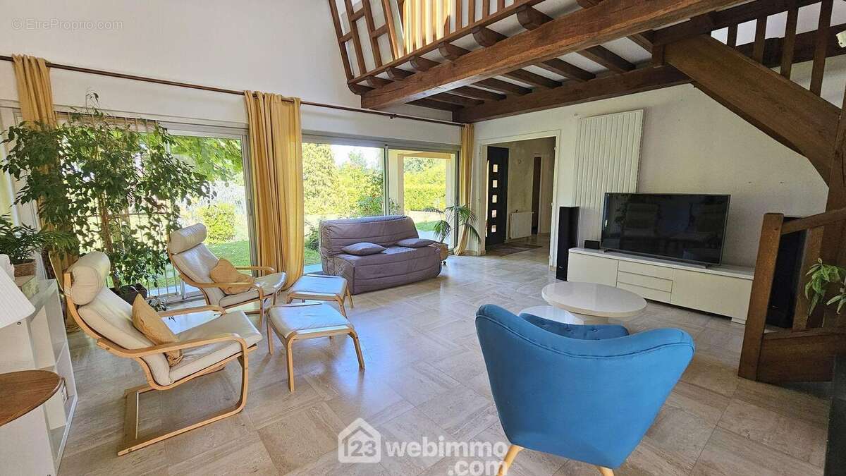 Un séjour de 32 m² très spacieux. - Maison à BARBIZON