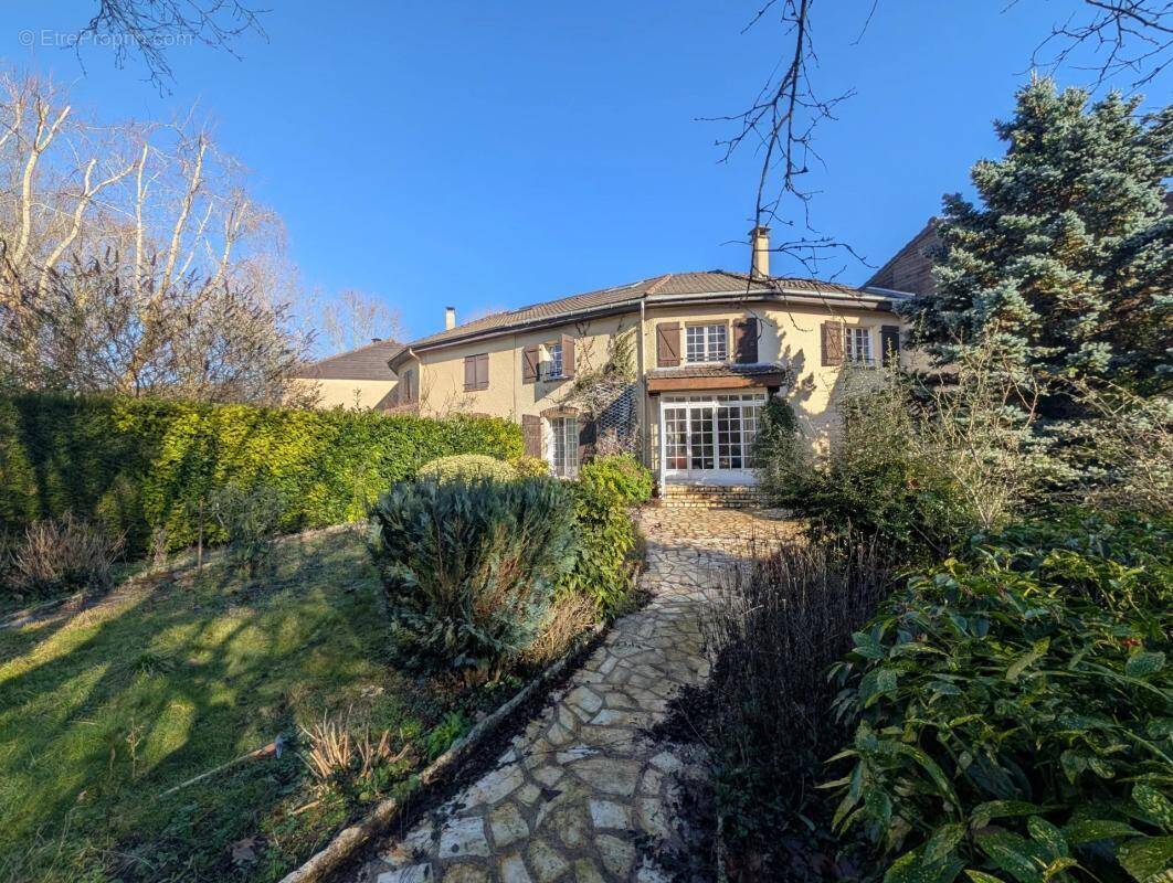 Maison à LES CLAYES-SOUS-BOIS