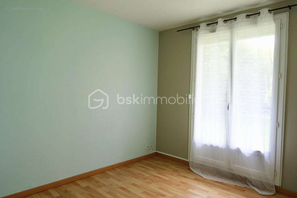 T3 bis parfait état - balcon + cave + stationnements sécurisés - idéal RP ou investissement - photo 8