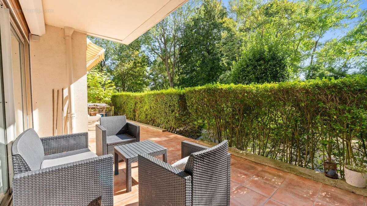 Appartement à MARNES-LA-COQUETTE