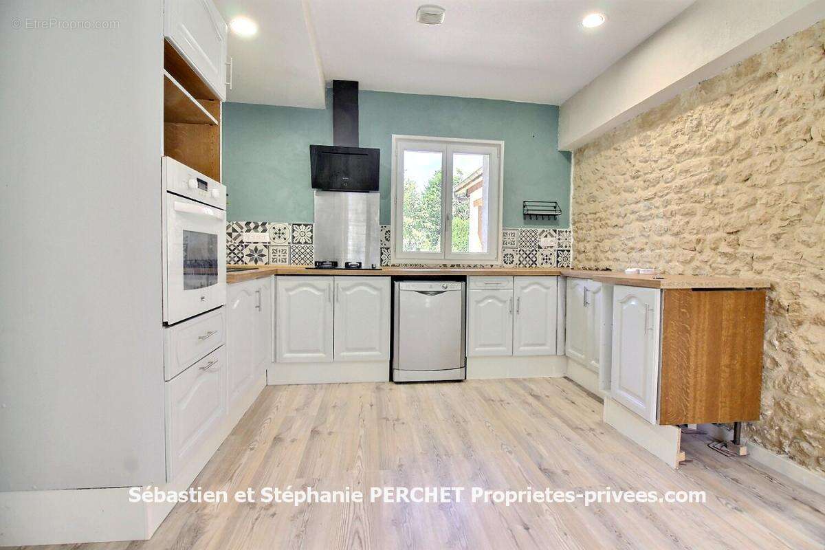 Maison de charme rénovée de 116 m² avec hangar et terrain de 2 630 m² - photo 2