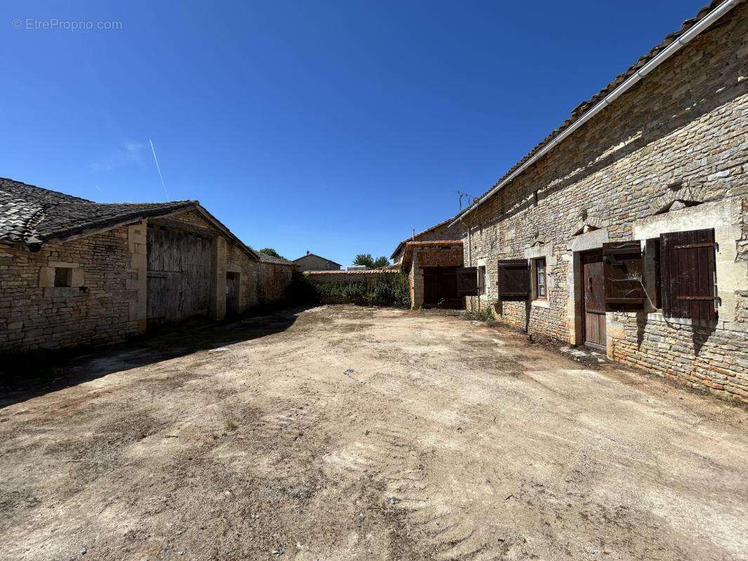 Maison à CLUSSAIS-LA-POMMERAIE