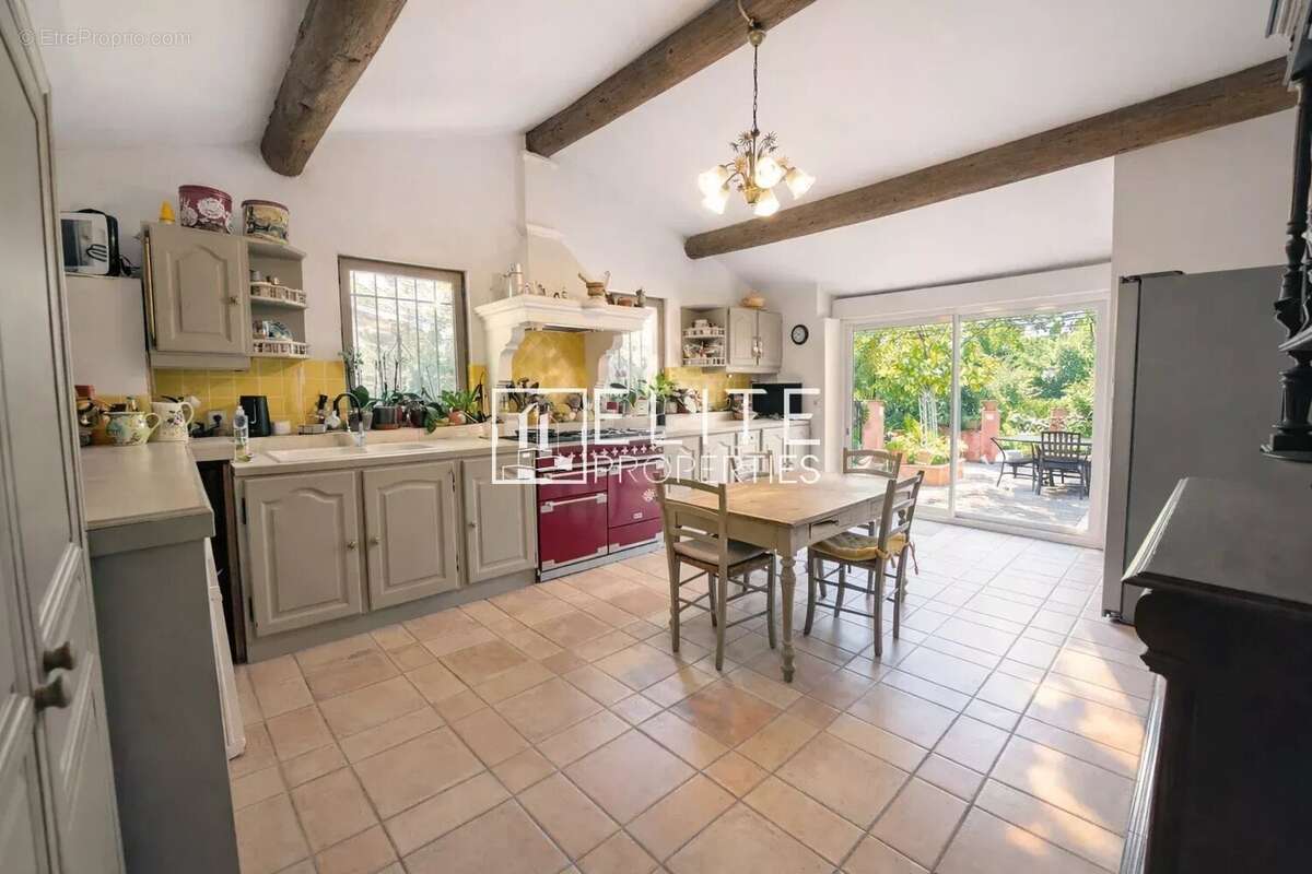 Grasse : Maison de Maître avec Potentiel Constructible Majeur ! - photo 11