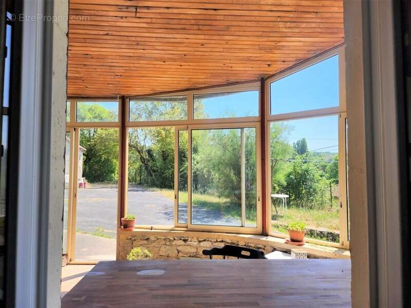 Maison de plain pied à rénover en partie - 3 pièces - avec jardin et dépendances - à MONTAIGU DE QUERCY (82) - photo 4
