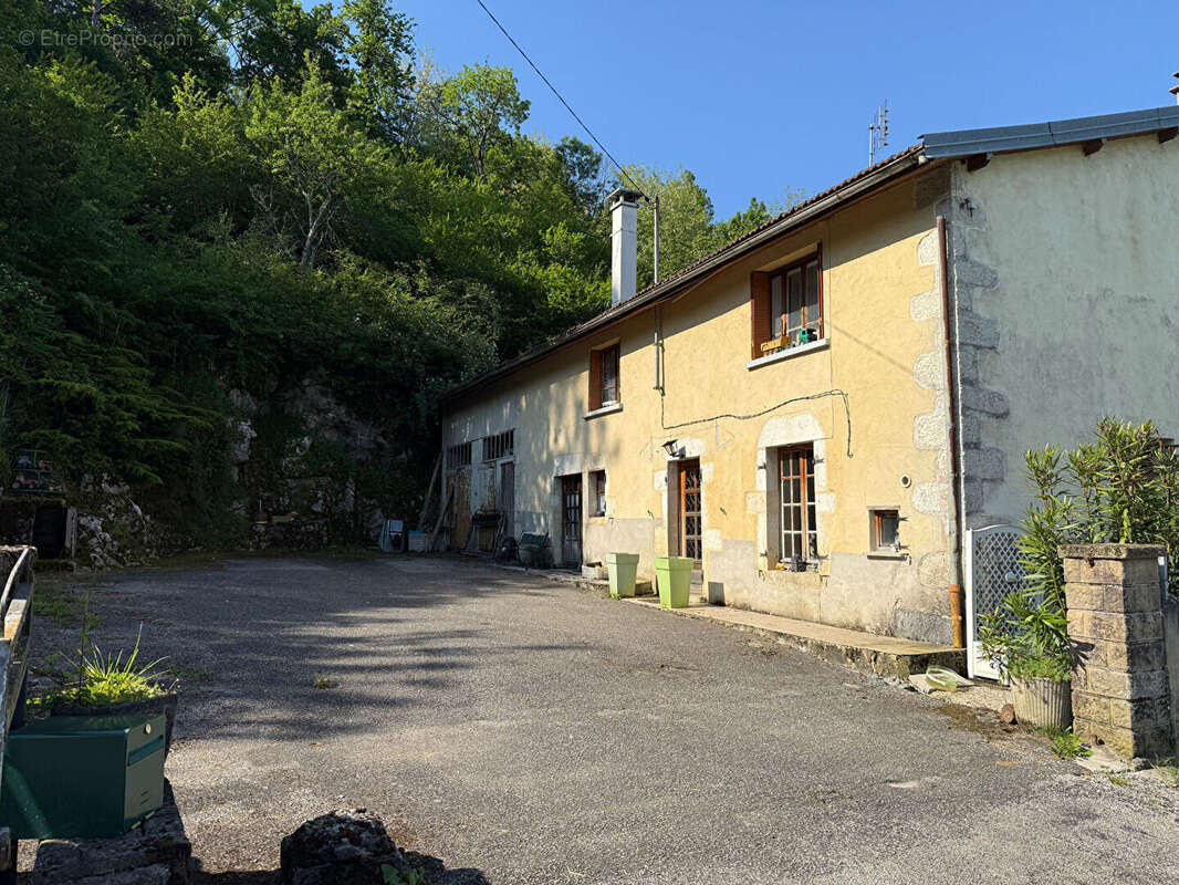 Maison à rénover Cuisia / 137 m² / 5 pièces / 4 chambres / 21 987 m² de terrain - photo 2