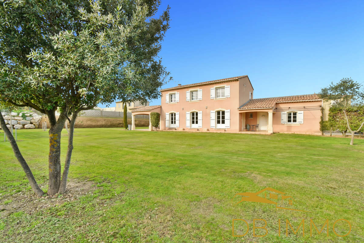 Maison à SAINT-LAURENT-DES-ARBRES