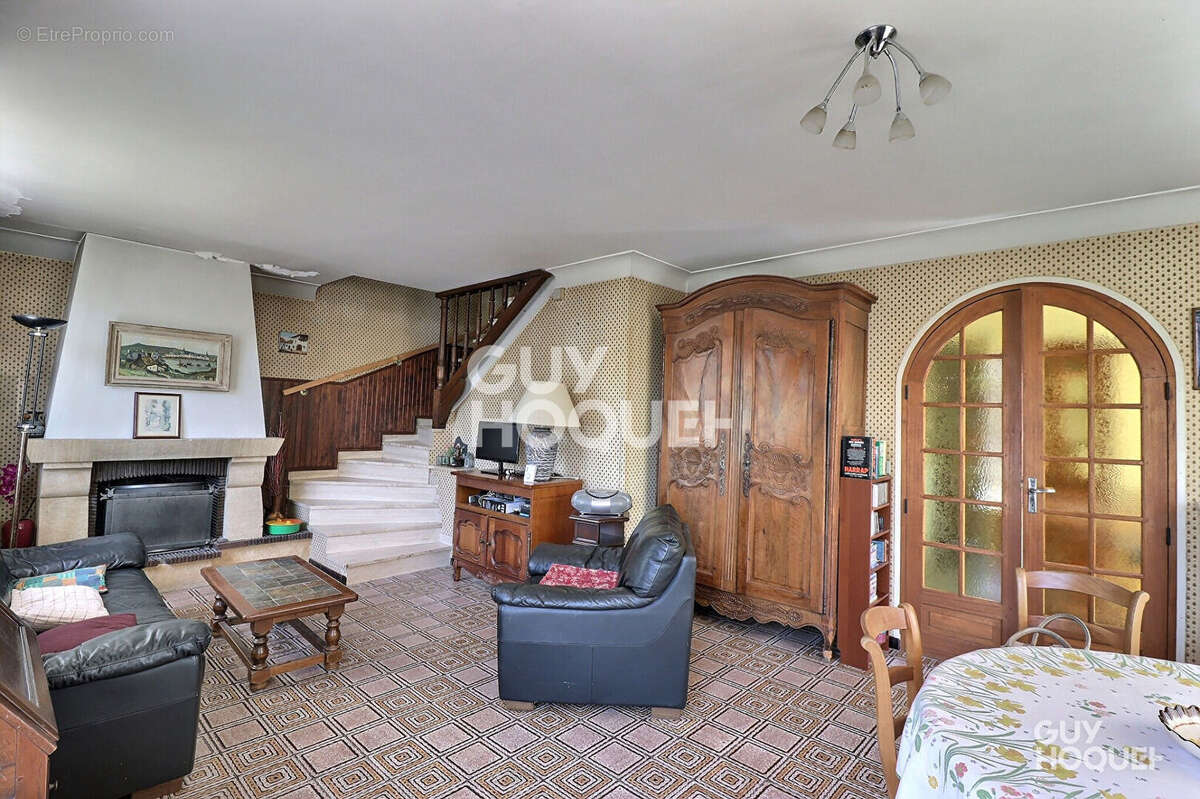 Maison à SAINTE-GENEVIEVE-DES-BOIS