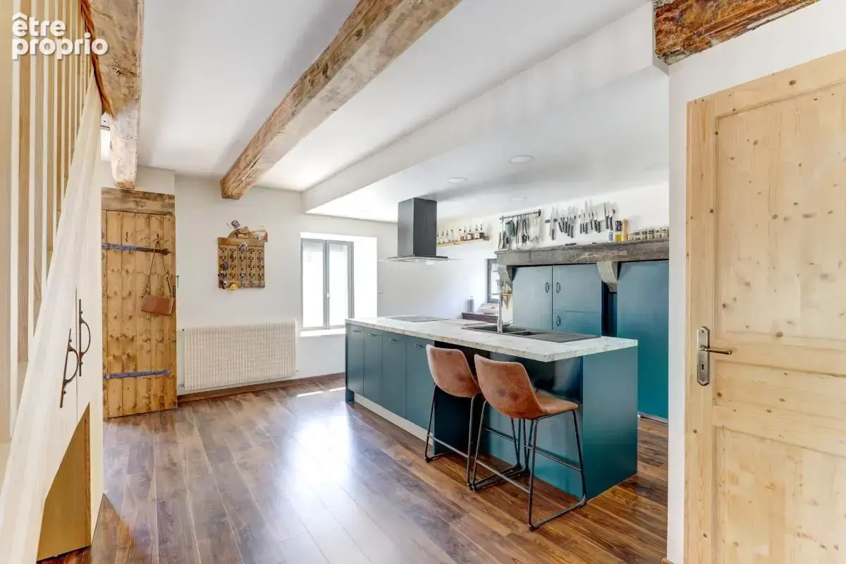 Propriété de caractère de 290 m² bâtis, Saint-Pierre-Roche — Maison rénovée 130 m² + grange de 160 m² à restaurer - photo 10