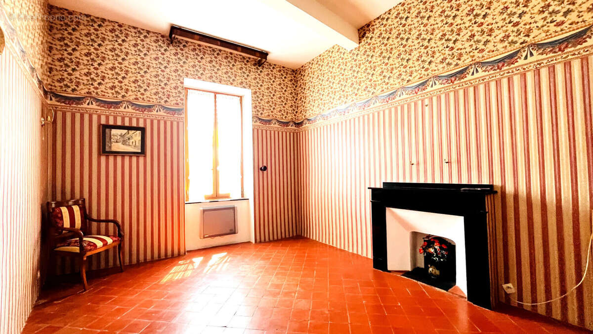 Maison à MONTOULIERS