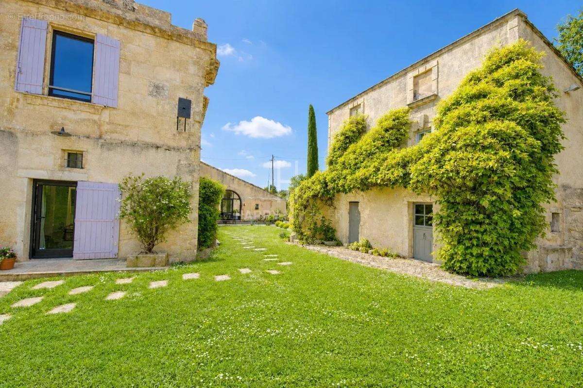 Maison à MOURIES