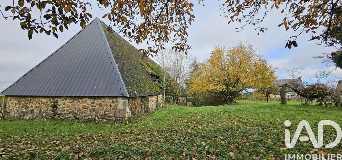 Maison 398 m² à Saint-Martin-Cantales  - photo 6