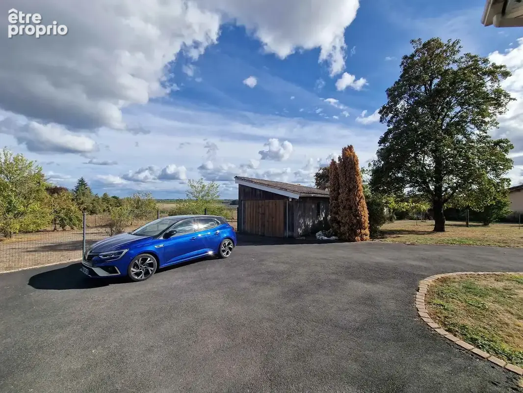 Belle contemporaine avec 4 chambres et 2 garages sur un terrain arboré de 3065m2 - photo 10
