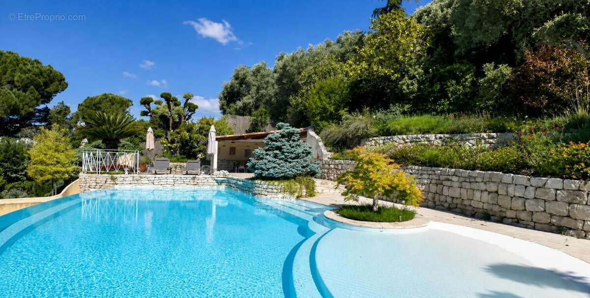 Superbe Maison de Maître avec Piscine et un Sublime Jardin Luxuriant !!! - photo 10