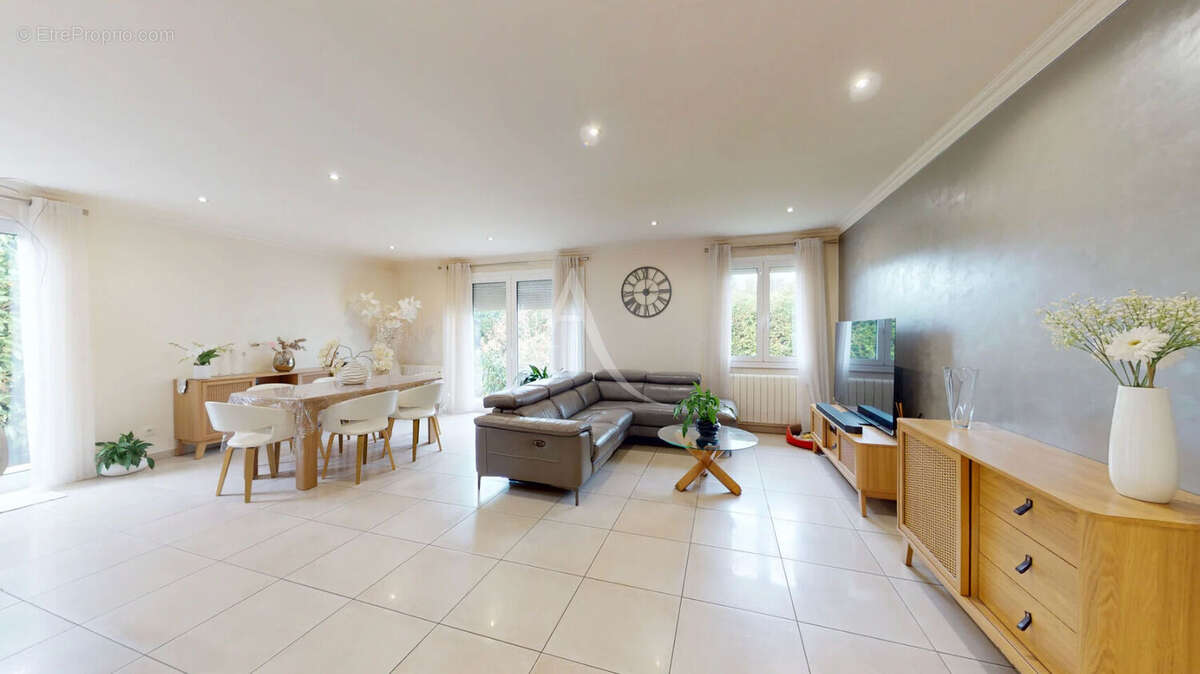 Maison à OZOIR-LA-FERRIERE