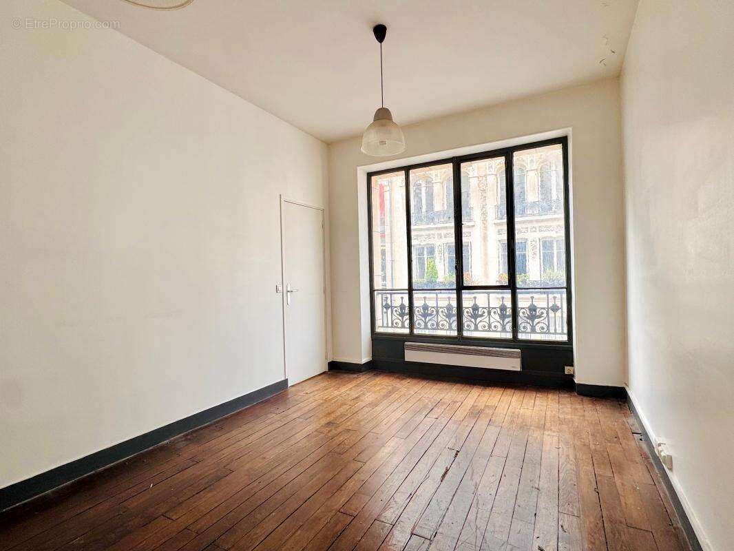 Commerce à PARIS-1E