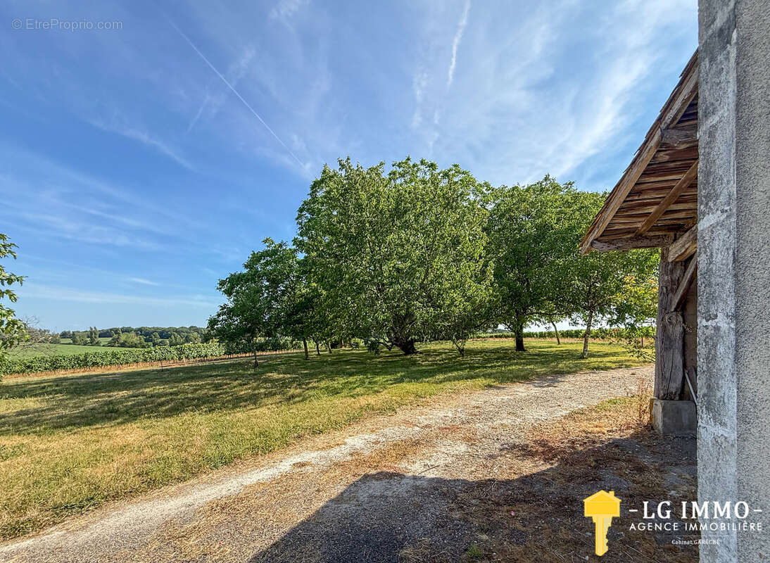 Maison charentaise à fort potentiel   106 m2 habitables & 600 m2 de dépendances - photo 13