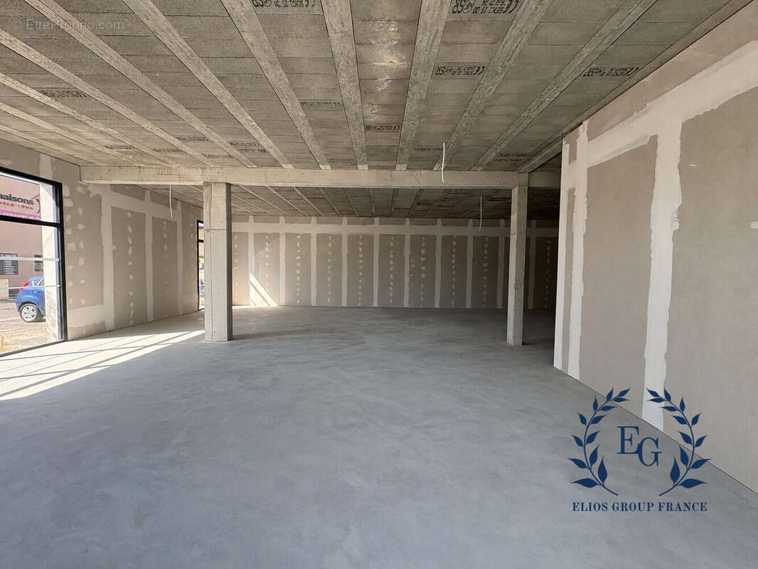 Commerce 125 m² à Saint-Maximin-La-Sainte-Baume  - photo 3