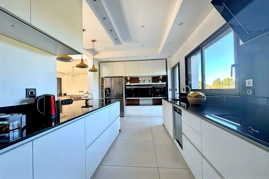 Maison à ENTRAIGUES-SUR-LA-SORGUE