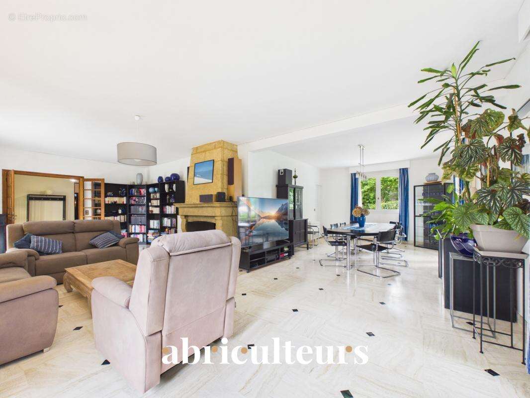 Magnifique Propriété Familiale de charme de 310 m² avec piscine et magnifique jardin arboré en vente à Yerres (91) - photo 5