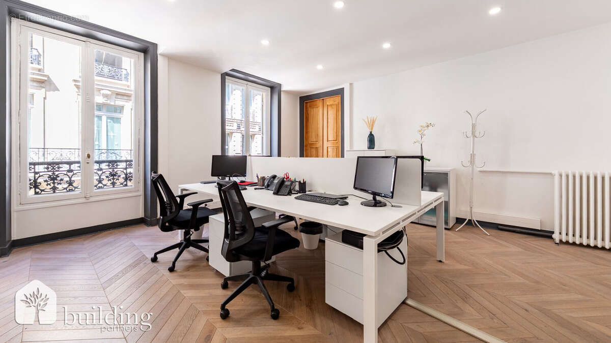 Commerce à PARIS-8E