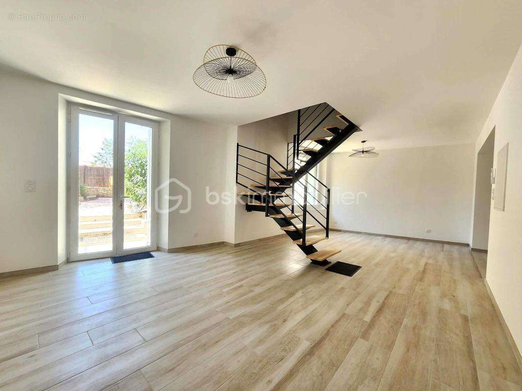 Maison de village T5 de 130 m² – Rénovation intégrale (DPE A) – Extérieur sans vis-à-vis et stationnements privatifs - photo 5