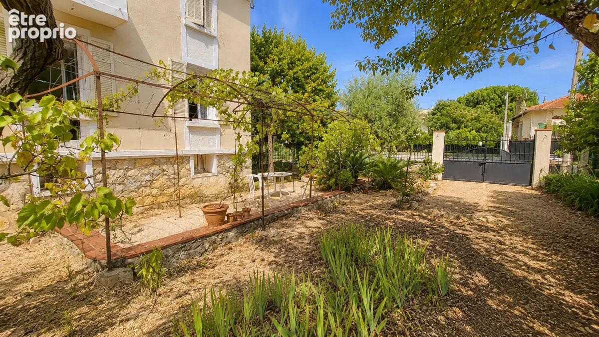 MAISON-APPARTEMENT - LAVAL / AV. DES FLEURS - 96 m² - Jardin 214 m² - Esprit maison de caractère - photo 11
