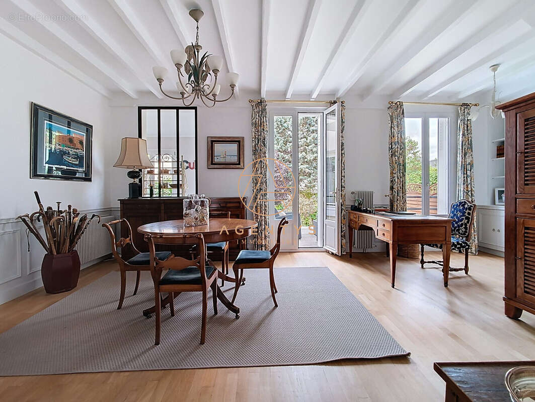 Maison à SAINT-MAUR-DES-FOSSES