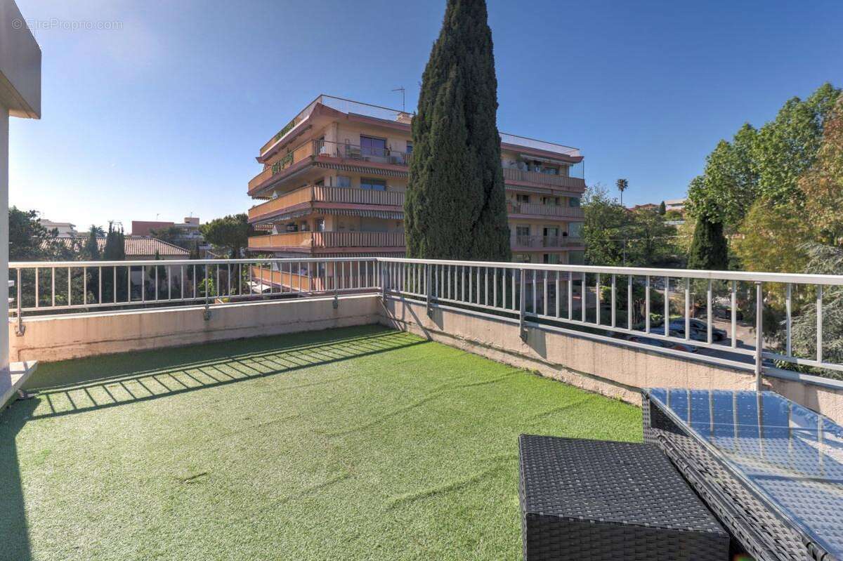 Appartement à SAINT-LAURENT-DU-VAR