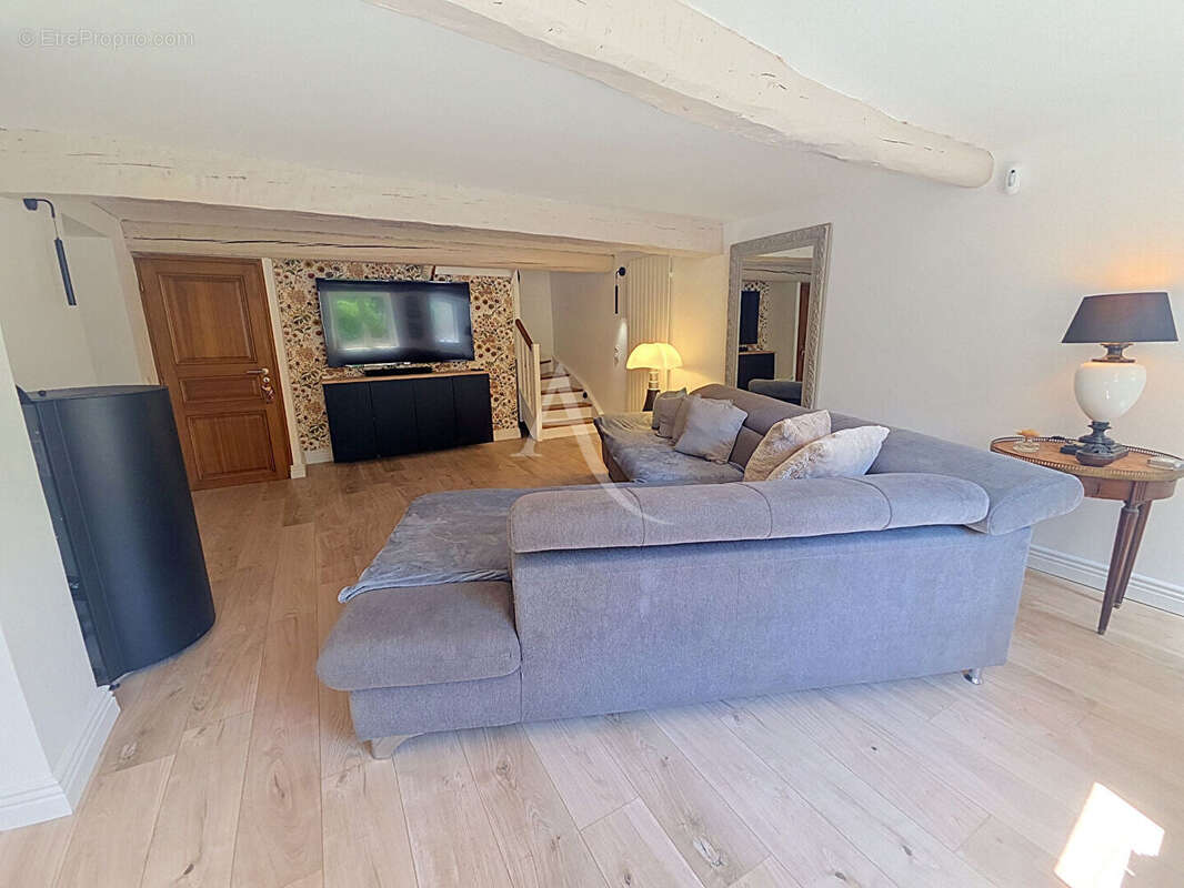 Coup  de coeur ! MAISON DE VILLAGE rénovée + terrain 2100m²  à Seillans ! - photo 7