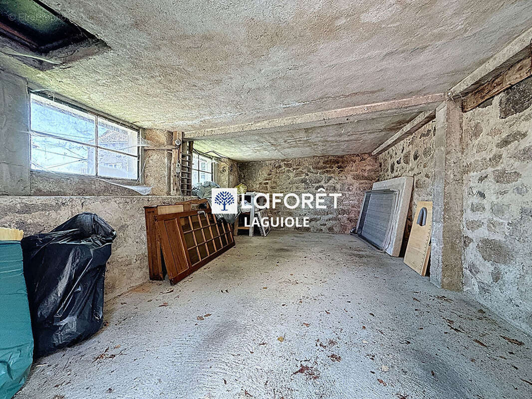 Maison à SAINTE-GENEVIEVE-SUR-ARGENCE