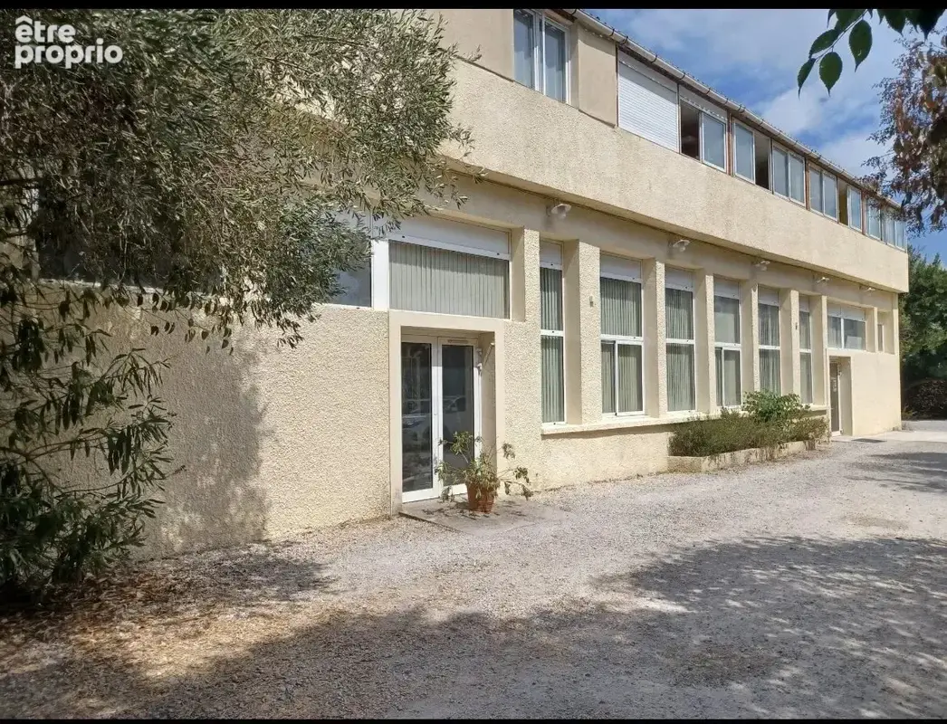 Nimes -petit immeuble commercial + habitation - photo 1