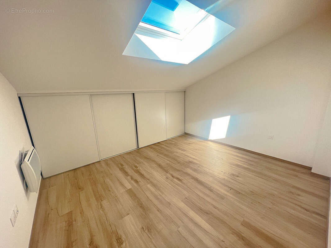 Appartement à PINS-JUSTARET