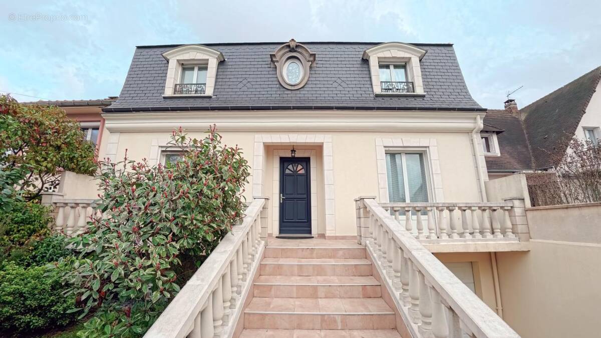 Maison à CHENNEVIERES-SUR-MARNE