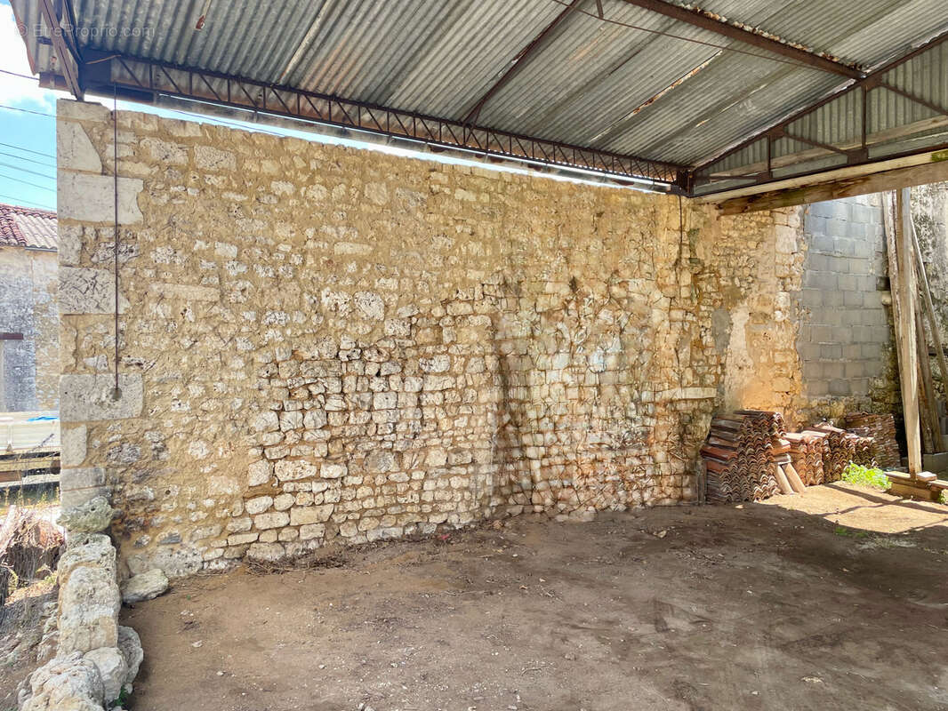 Bâtiment (ancienne maison) en cours de rénovation avec dépendances et parcelle attenante - photo 11