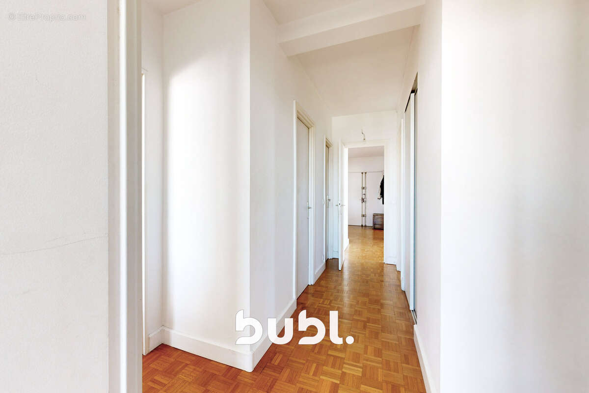 Appart. familial 132 m2   Volumes, luminosité et fort potentiel - Climatisation votée en AG - photo 9