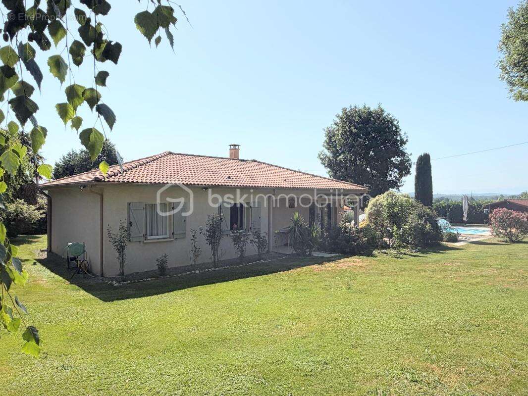 Propriété avec maison de plain-pied et son studio et son beau terrain de 3333 mètres avec piscine de 9X4 à l'abri des regards - photo 3