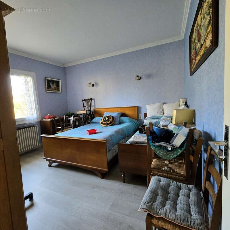 Maison à BAGE-LE-CHATEL