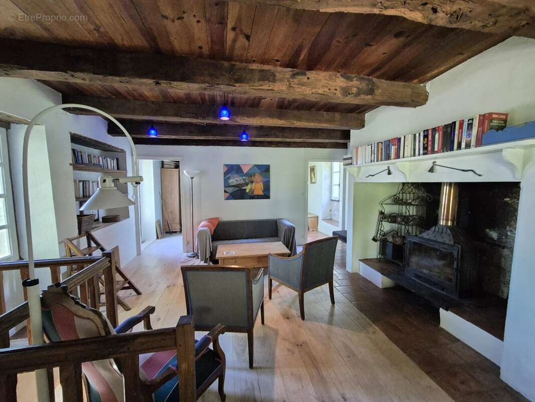 Deux maisons en pierre de caractère avec piscine, dépendances et 1,2 hectare de terrain près de Montaigu-de-Quercy - photo 11