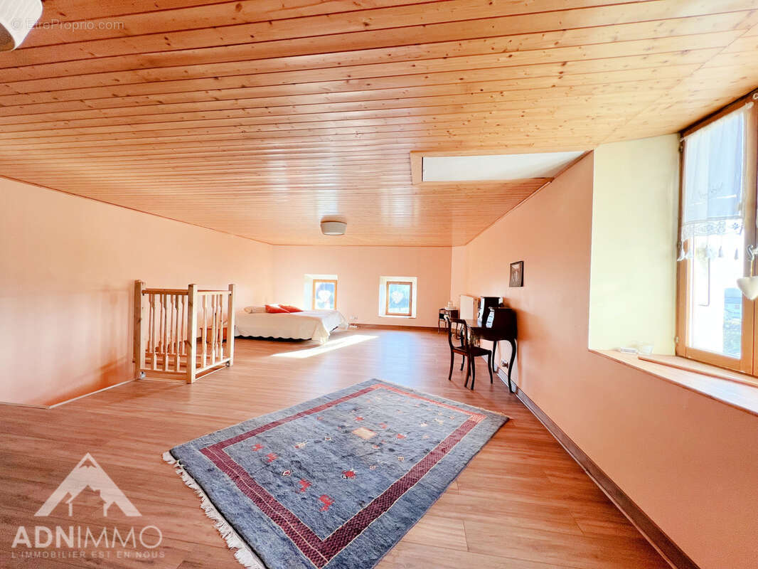 Maison à SAINT-GENIS-POUILLY