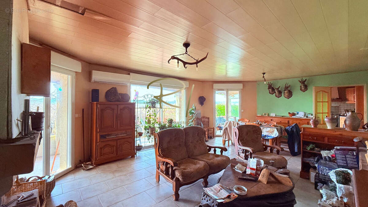 Maison à SAINT-JEAN-DE-MARUEJOLS-ET-AVEJAN