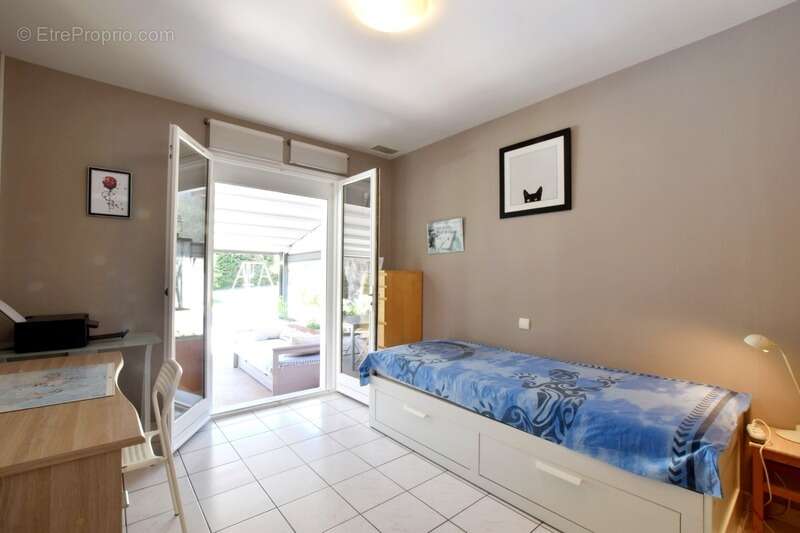 Maison de plain-pied avec grand jardin et piscine - photo 10