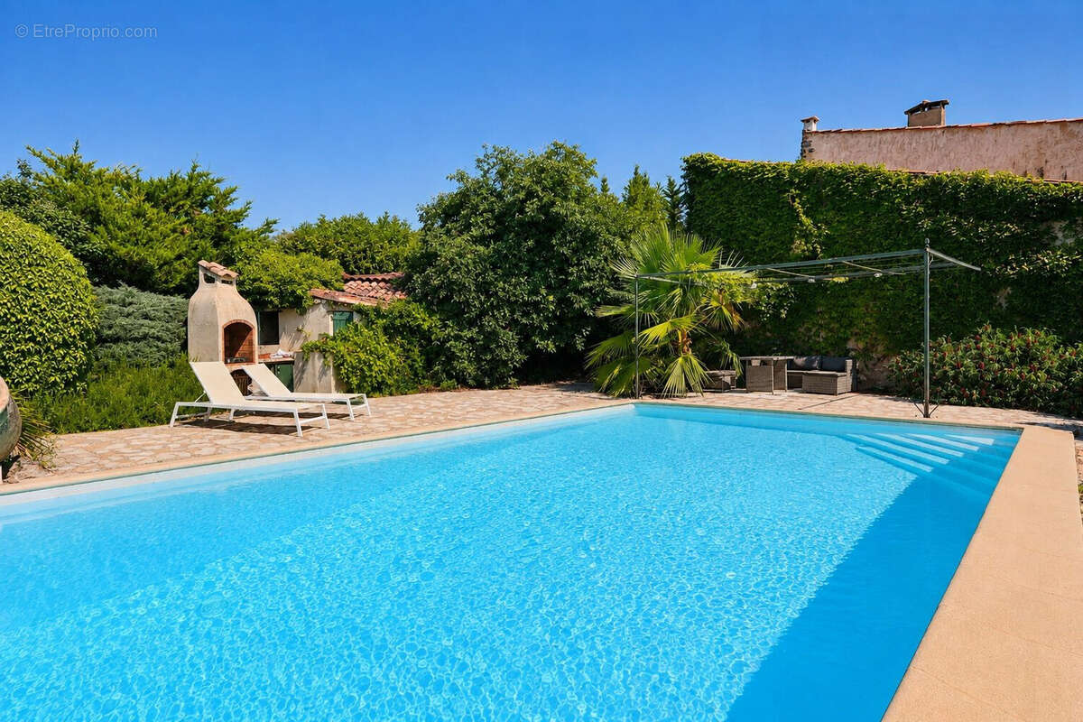 Maison 325 m² à La Roquebrussanne  - photo 2