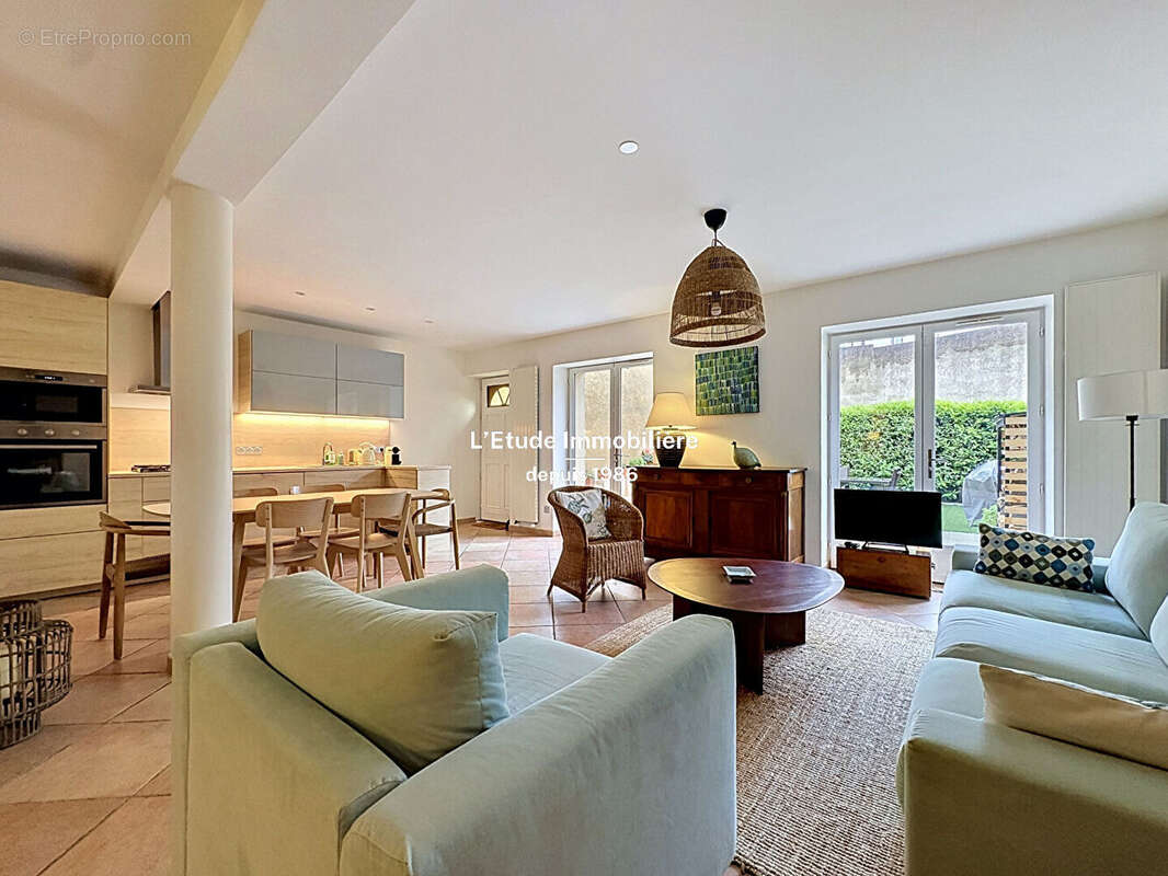 A VENDRE Maison Caluire LE BOURG 6 pièce(s) 136.30 m2 avec jardinet et Terrasse - photo 3